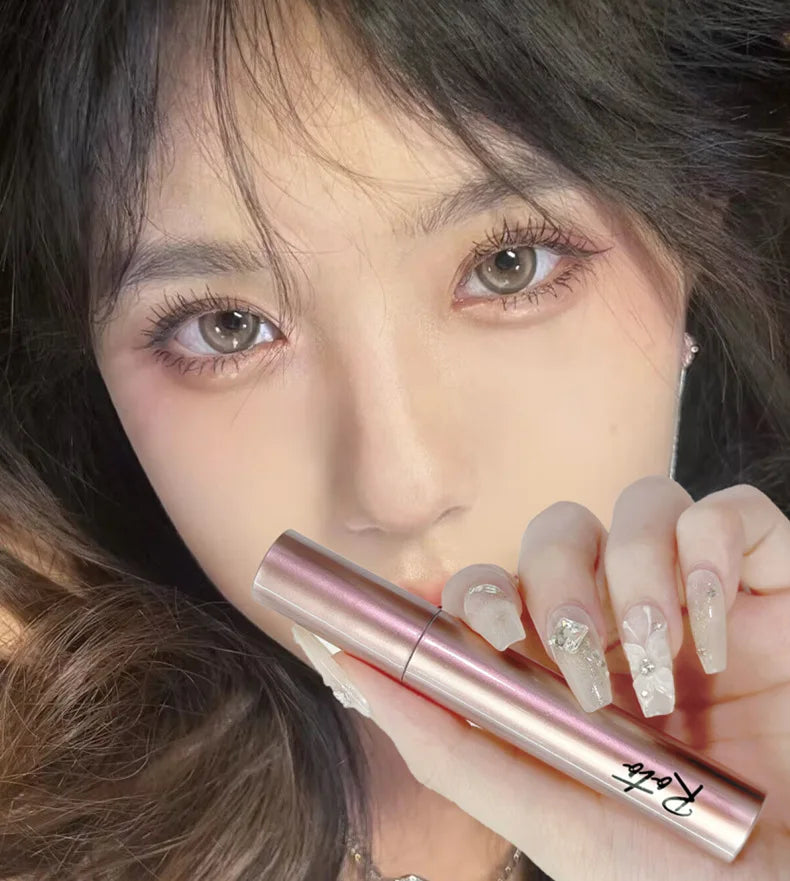 Slim, lasting, curled, waterproof, smudge-proof.